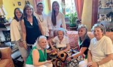Da Montecosaro un filo di lana che unisce generazioni: gli anziani realizzano coperte per Ninetta ed Edda