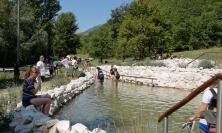 Altro che mare: a Pieve Torina il Ferragosto si festeggia a piedi nudi nel parco (VIDEO)