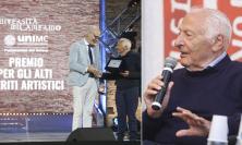 Mogol compie 90 anni: quella notte a Musicultura tra applausi e ricordi