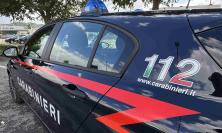 Montecassiano - Blocca il carroattrezzi, pretende l'auto caricata e fugge col cellulare del soccorritore: 23enne denunciato