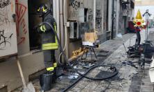 Civitanova, rogo in un negozio del centro: l’ipotesi è incendio doloso, indaga la polizia