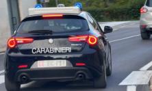 Corridonia, tenta la fuga all’alt dei carabinieri e si nasconde nel bagno di un locale: denunciato 38enne