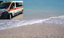 Accusa un malore mentre cammina in riva al mare: muore un uomo