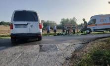 Macerata, scontro all'incrocio tra un furgoncino e una Vespa: un ferito in ospedale (FOTO)