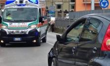 Civitanova, scontro alla rotonda tra auto e scooter: coppia in ospedale