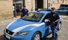 Macerata, ruba bottiglie di vino e minaccia il commerciante: denunciato 32enne
