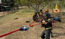Cade in un pozzo profondo 20 metri: salvato dai vigili del fuoco