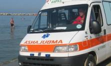 Si sente male mentre passeggia in riva al mare: muore una donna