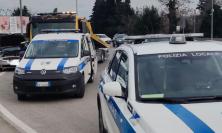 Civitanova, cede la strada e si apre una voragine: autobus resta incastrato