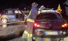 Tolentino, violento frontale sulla SS78: un’auto prende fuoco, due feriti a Torrette