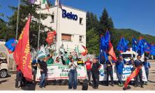 Beko, sciopero a Melano: anche Elly Schlein al presidio dei lavoratori. “Sedici mesi di promesse e illusioni”
