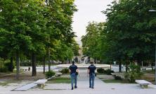 Macerata, infastidisce gruppo di ragazze e si scaglia contro i poliziotti: arrestato 21enne ai Giardini Diaz