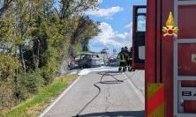 Recanati, scontro frontale sulla Montefanese: due auto prendono fuoco. Un ferito all'ospedale