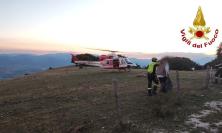 Si perde sul Monte San Vicino e dà l'allarme: recuperato dall'elicottero dei vigili del fuoco