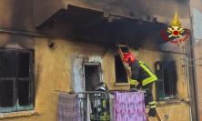Scoppia incendio in un appartamento, evacuata una persona: morto un cane