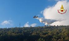 Incendio boschivo a Caldarola, arrivano due Canadair: in volo anche l’elicottero Vvf