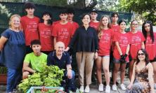 "Intrecci di generazioni", a Treia le fotografie raccontano l'incontro tra giovani e anziani