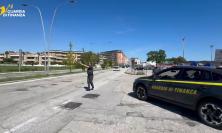 Civitanova, maxi controlli della Finanza: scoperti 10 lavoratori in nero, sequestrati oltre 2 chili di droga