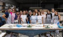 Pollenza, le insegnanti a lezione di ceramica: l'arte della lavorazione dell'argilla entra in classe
