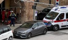 San Severino, 37enne trovato a terra sotto il loggiato di piazza del Popolo: trasportato all'ospedale