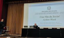 Cyberbullismo, messaggi d'odio e radicalizzazione online: la Polizia Postale incontra gli studenti a Macerata