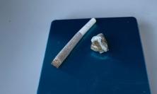 Macerata, gli agenti in moto incastrano un 24enne: fumava hashish in auto, patente ritirata