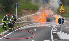Auto  in fiamme mentre è in marcia: intervengono i Vigili del fuoco