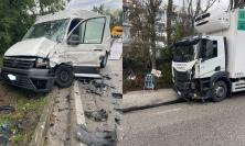 Macerata, scontro tra camion e furgone: detriti ancora in strada