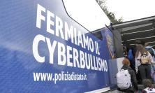 "Una vita da social", il truck della Polizia fa tappa a Macerata per educare i giovani ai rischi del web (FOTO e VIDEO)