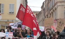 Macerata, il grido degli studenti: "Prezzi proibitivi e scuole fatiscenti, no al tetto degli stranieri in classe" (FOTO e VIDEO)