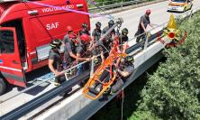 Lago di Fiastra, maxi addestramento dei vigili del fuoco: soccorsi in acqua con droni e l'elicottero da Pescara