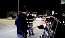 Civitanova - Una Bmw fugge all'alt, un conducente mostra una patente greca falsa: notte di controlli