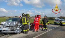 Appignano, scontro frontale tra auto e camion sulla Provinciale 25: un ferito a Torrette in eliambulanza