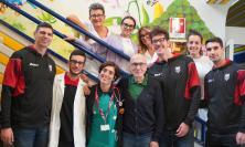 La Lube fa visita ai piccoli pazienti della Pediatria di Macerata: regali e sorrisi in reparto