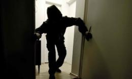 Civitanova, rientra in casa e si trova i ladri davanti: proprietario minacciato con un piede di porco