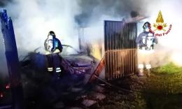 Scoppia incendio in una legnaia, le fiamme si propagano a un'auto e uno scooter