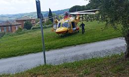 Recanati: 64enne si ferisce in casa con un coltello, trasportato in eliambulanza a Torrette