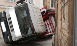 Macerata, autocarro ribaltato in via Crescimbeni: strada chiusa per la messa in sicurezza