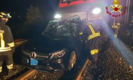 Auto sui binari quando il passaggio a livello è in chiusura: vettura travolta  dal treno