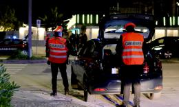 Civitanova - Uno si mette a urlare per non fare il test dell'etilometro, l'altro crea il caos in un bar: denunciati