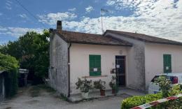 Entra alla festa dei bambini armato e spara: morta una donna, gravissima la figlia