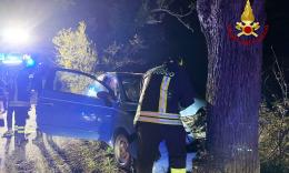 Potenza Picena, auto contro un albero: ragazza in ospedale per accertamenti