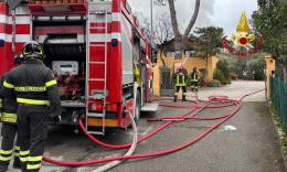 Incendio distrugge un magazzino a San Severino: struttura inagibile e veicoli bruciati