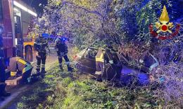 Treia, auto contro un albero in contrada Camporota: donna estratta dai Vigili del fuoco