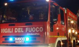 San Severino, auto in sosta avvolta dalle fiamme: intervento dei vigili del fuoco