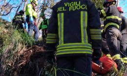 Boscaiolo precipita in un burrone per 10 metri: salvato con un'operazione complessa