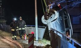 Civitanova, perde il controllo dell'auto sfonda recinzione e vola nel cortile di un'abitazione: conducente all'ospedale