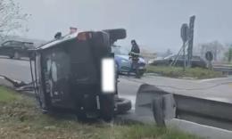 Macerata, incidente all'uscita della superstrada di Sforzacosta, auto si ribalta, cinque feriti