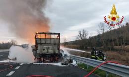Autocarro carico di carta in fiamme sull’A14, traffico rallentato