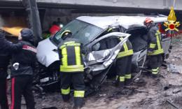 Camerino, minibus finisce in una scarpata lungo la SS77: cinque feriti, due trasferiti a Torrette